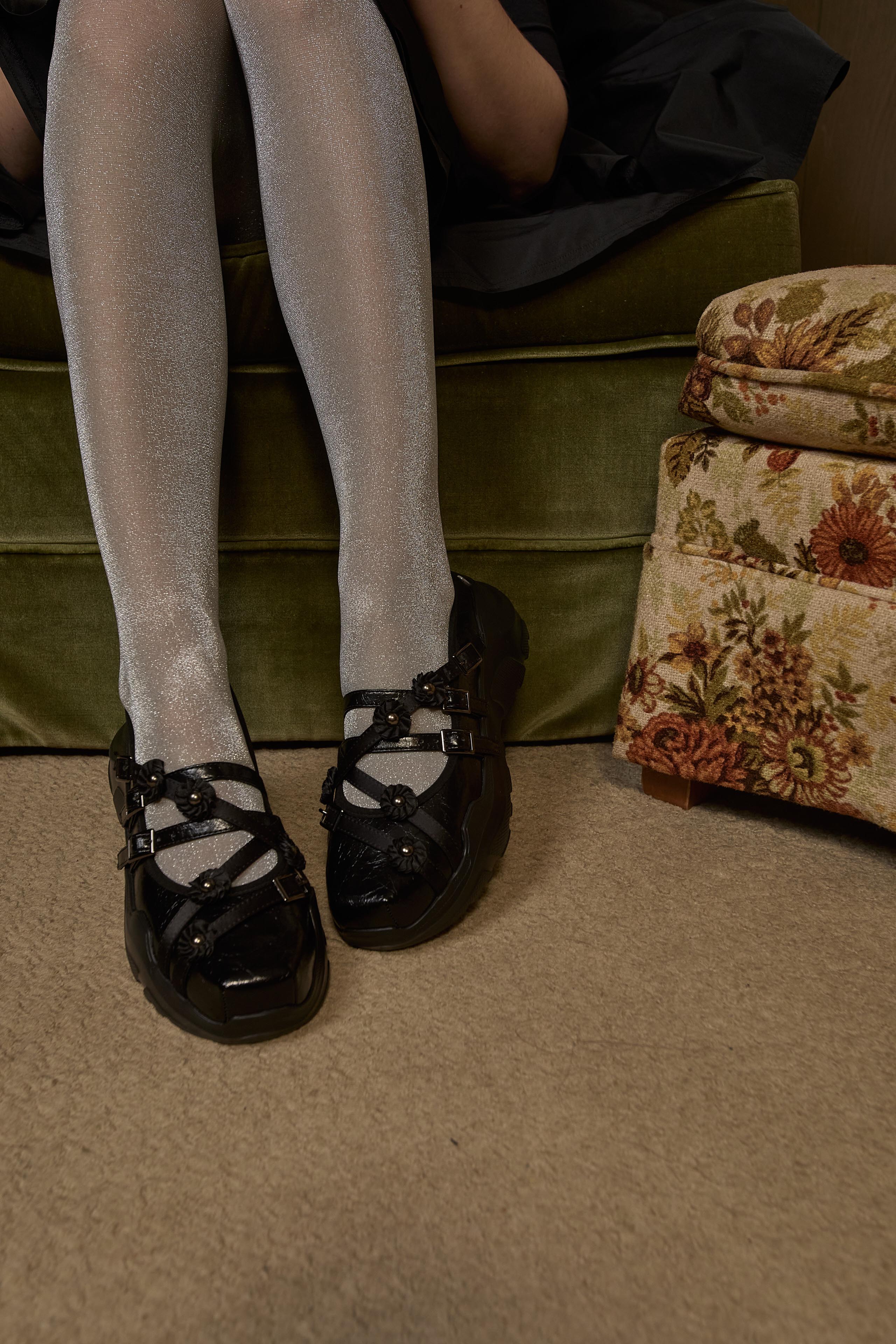 Flora Holiday Black×Black×Black