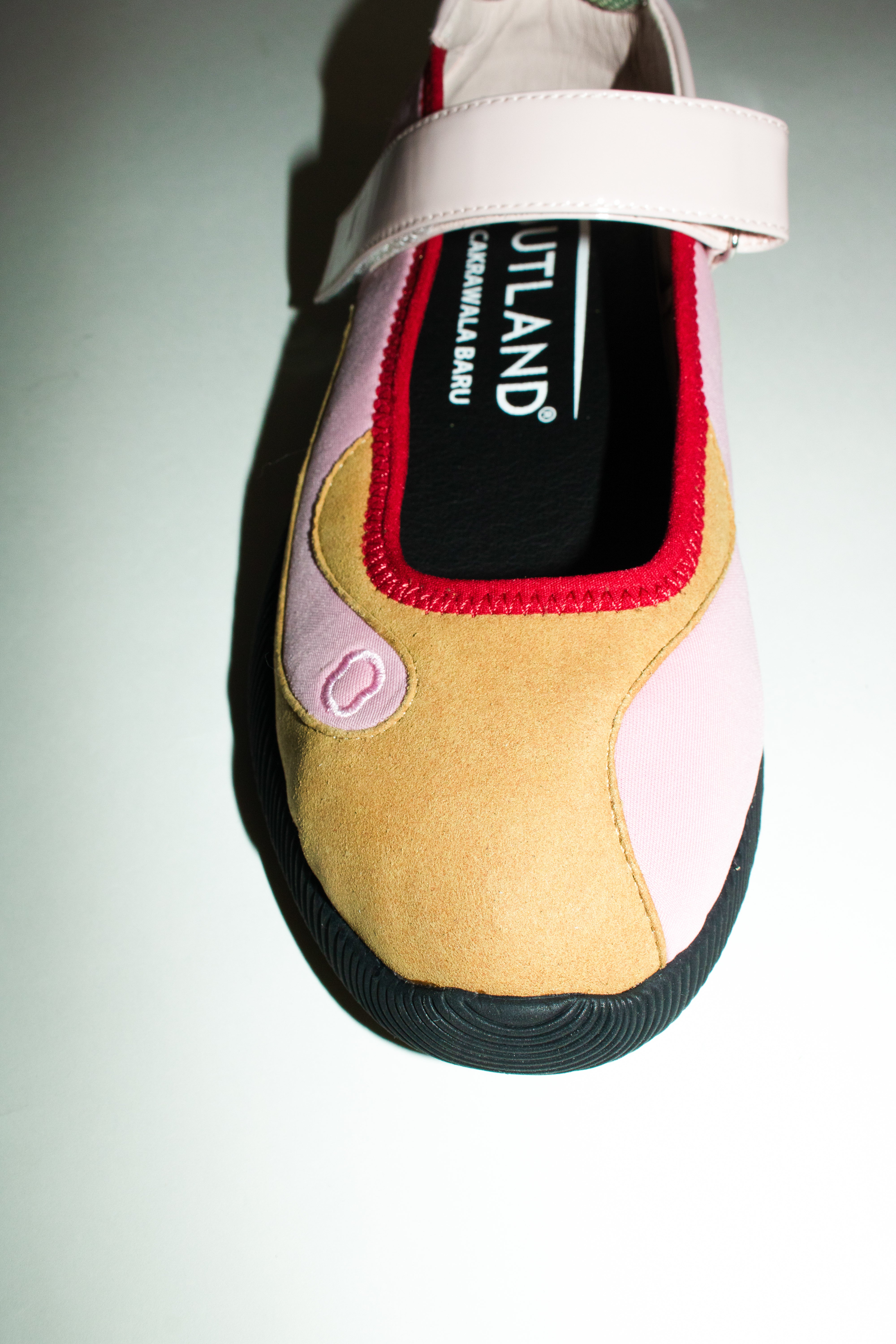 Contour orchard × Black