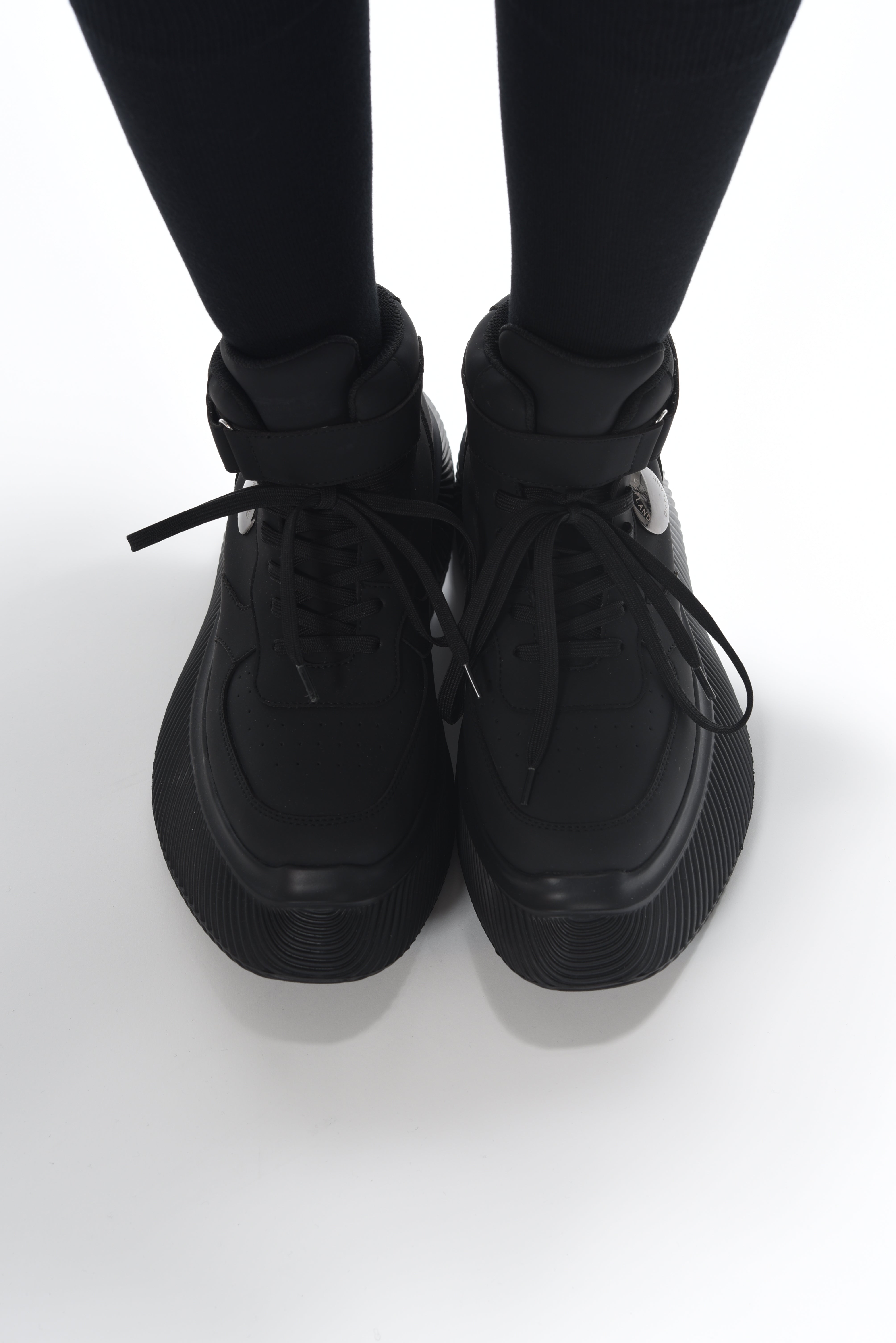 Nimmie Black × Black