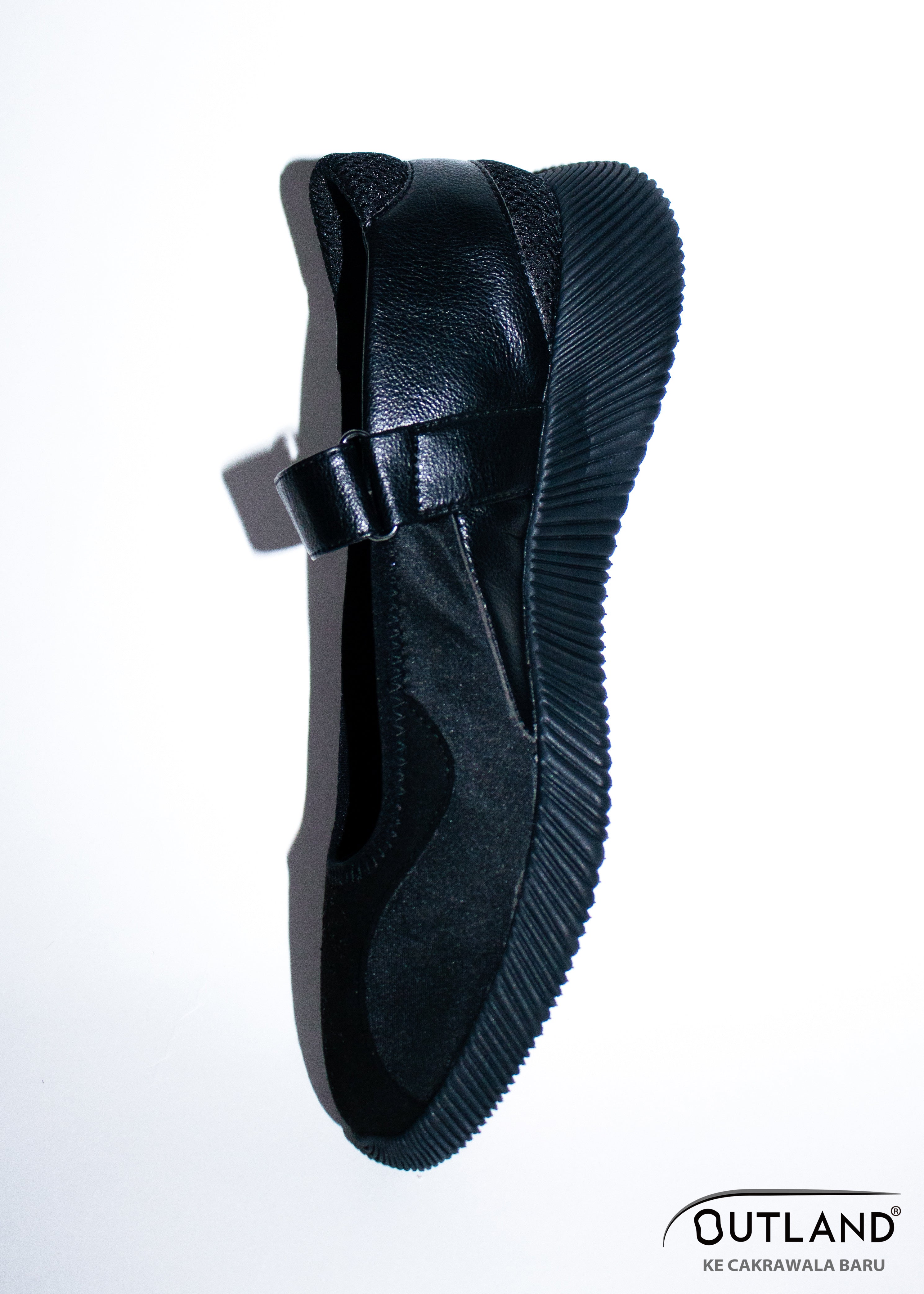 Contour Black × Black
