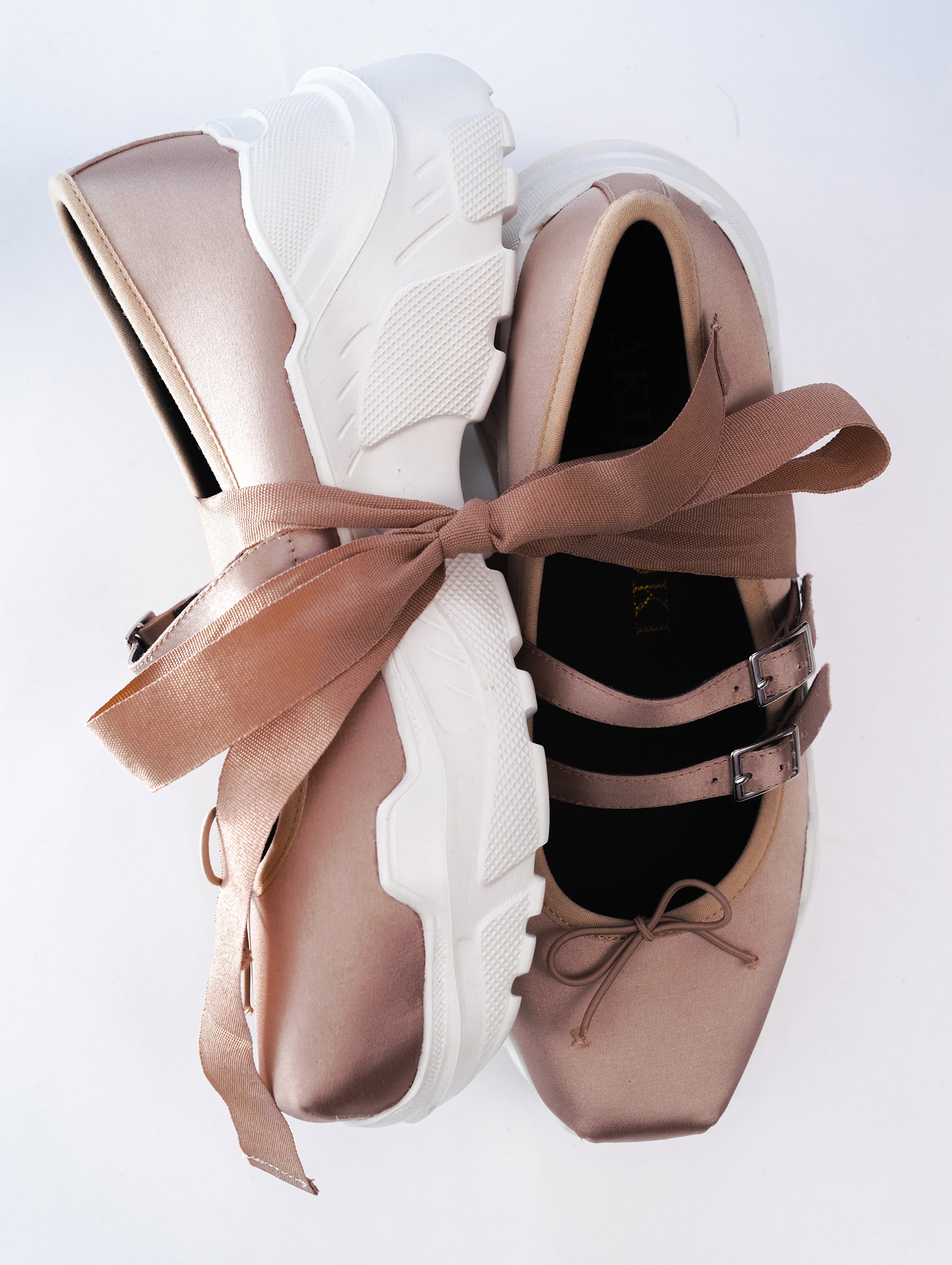 Giselle Mocha satin × White