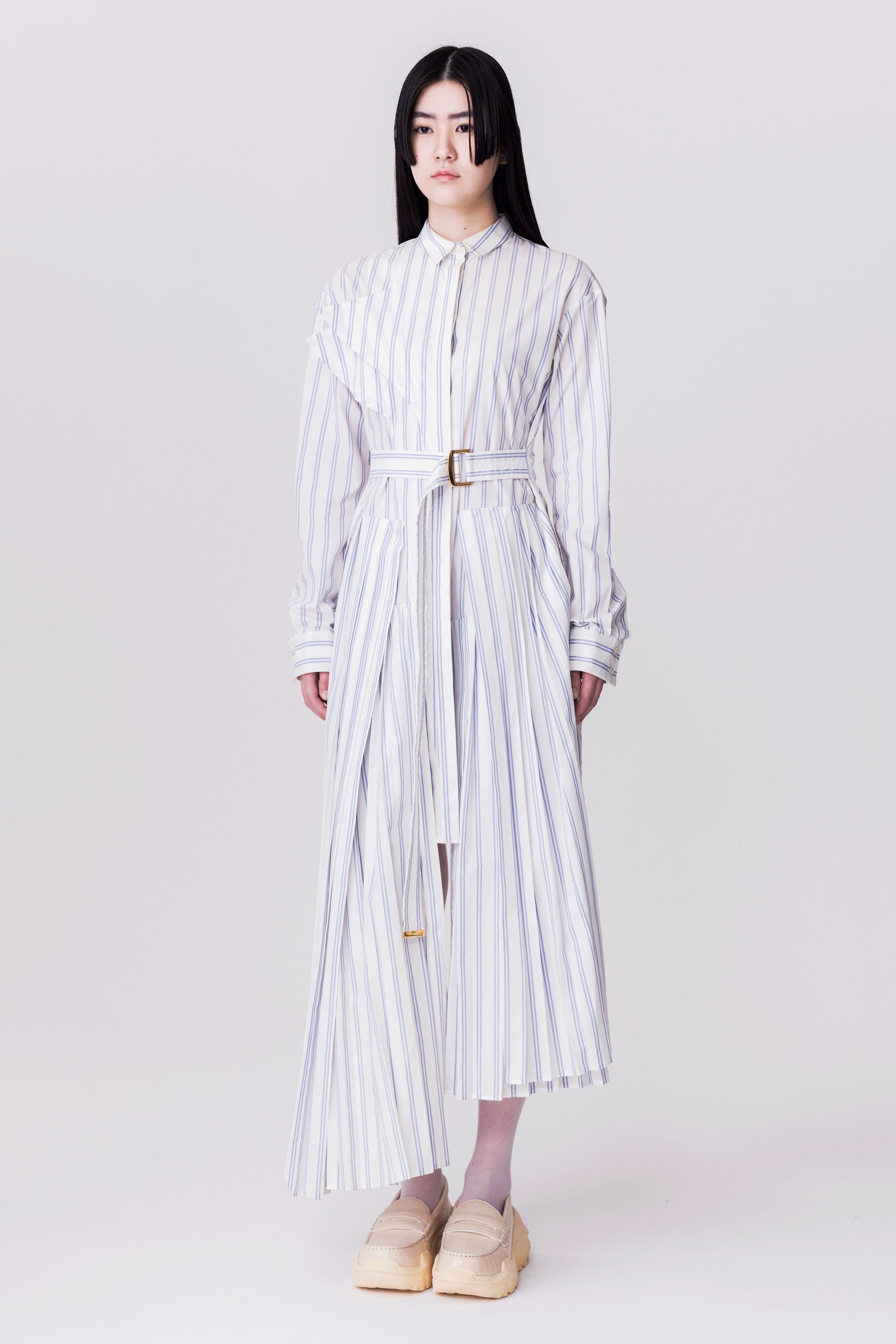 Regulated Gravity-crocodile textured pattern Ivory
