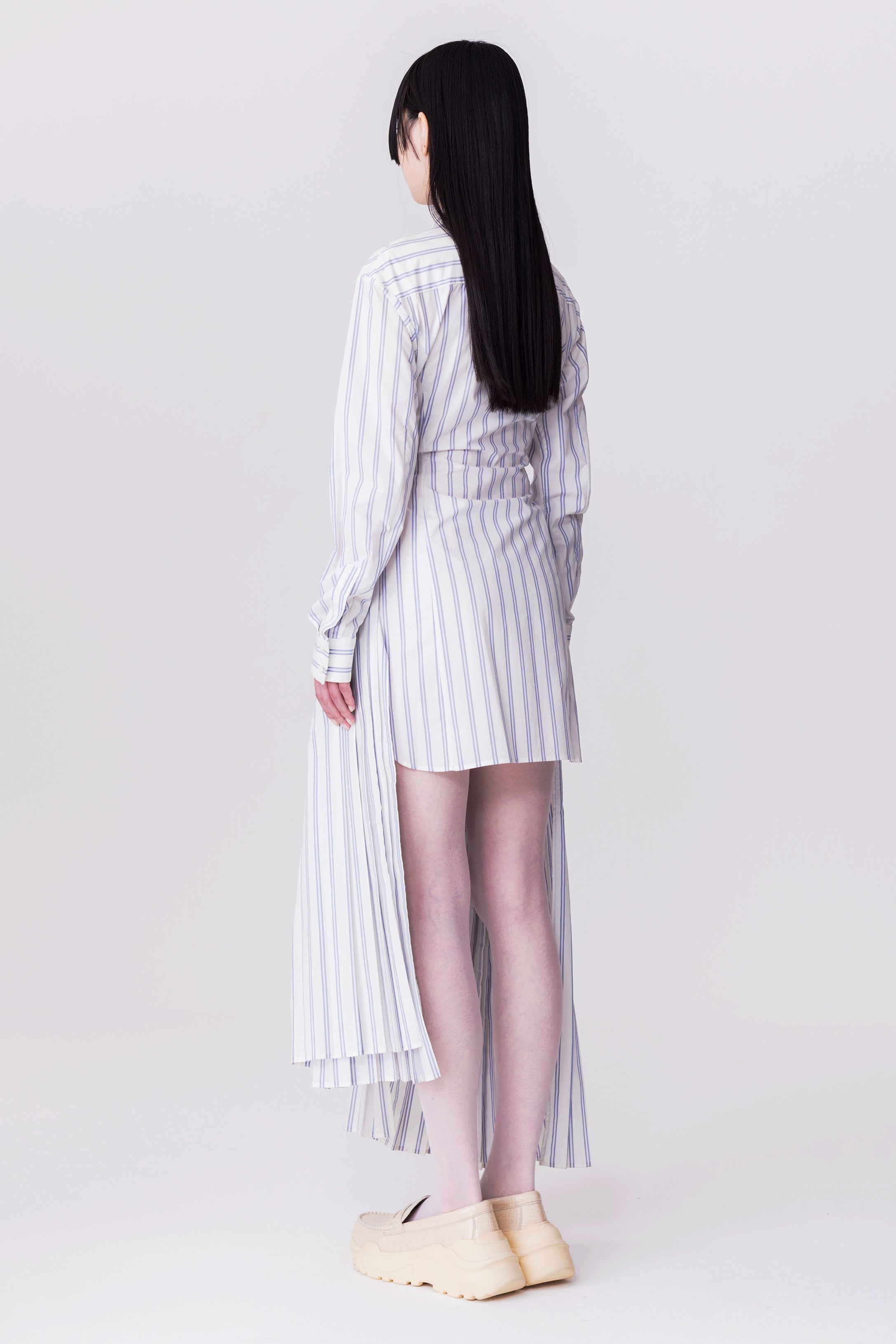 Regulated Gravity-crocodile textured pattern Ivory
