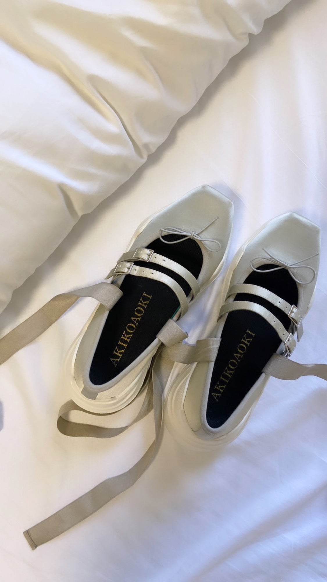 Giselle Pistacchio satin × White